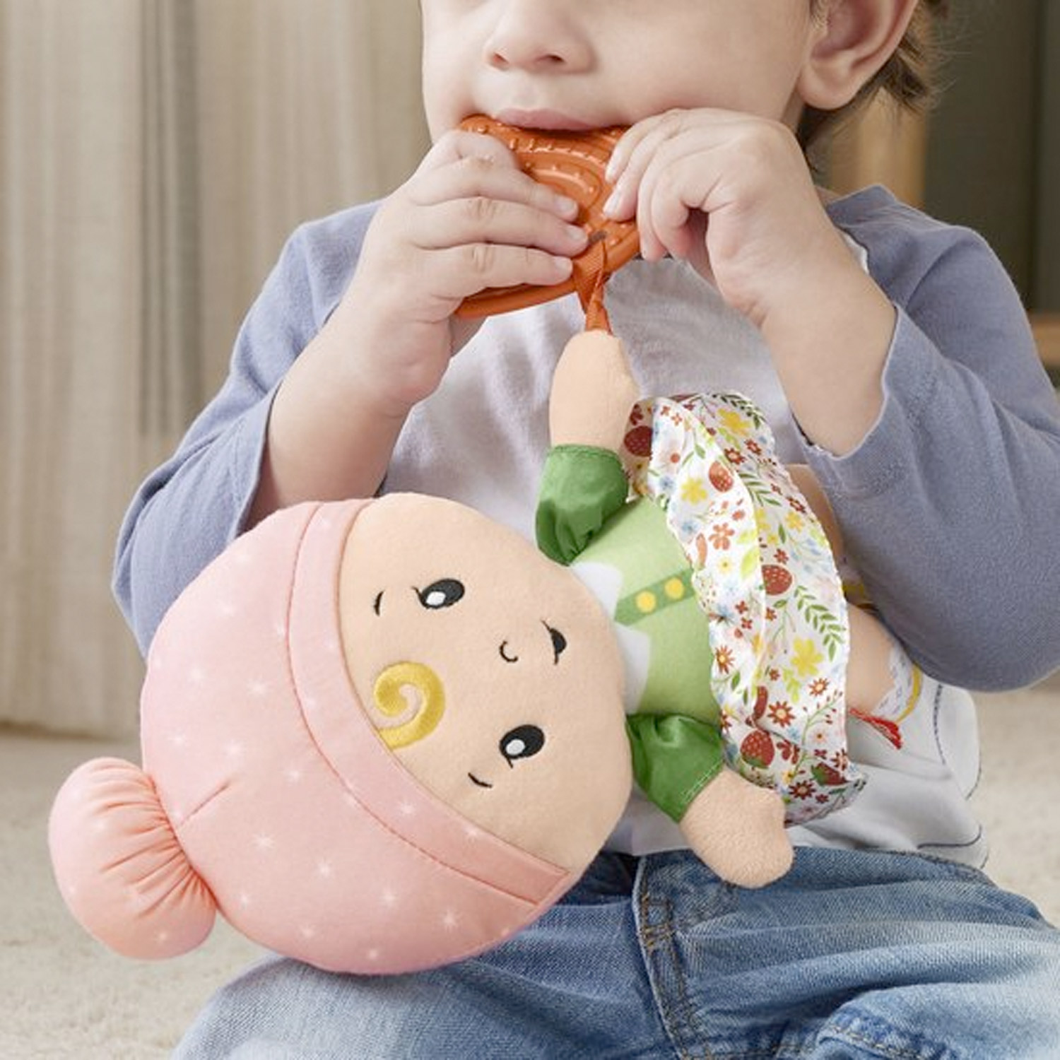 Fisher Price Knuffel en klingel Eerste Babypop met Regenboogbijtring 03